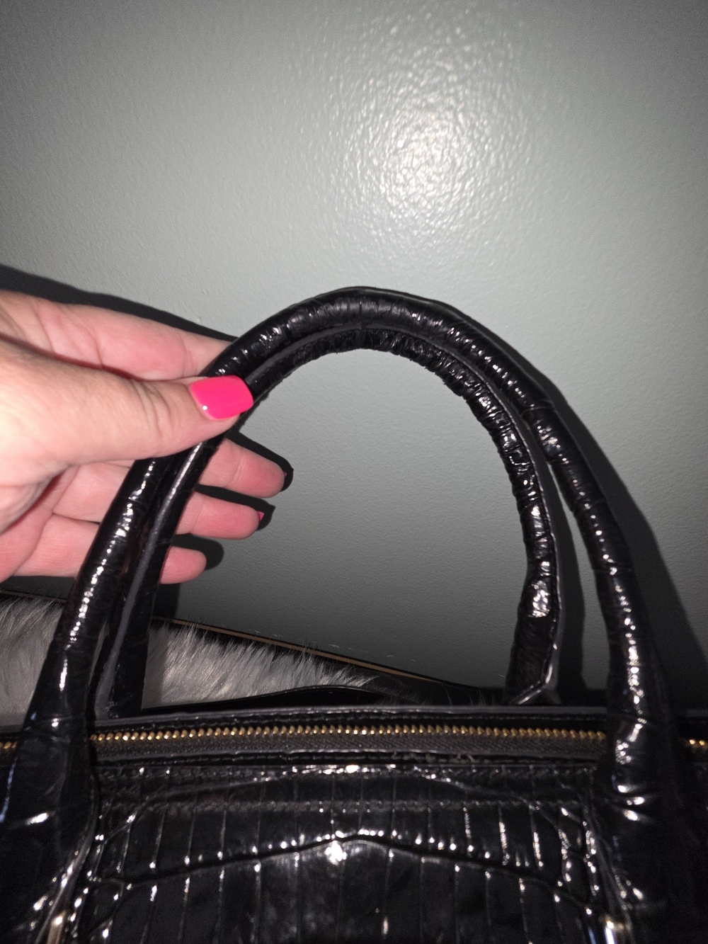 Brahmin Black Croc-Embossed Patent Satchel with Gold Charm. Luxury - Picture 6 of 8